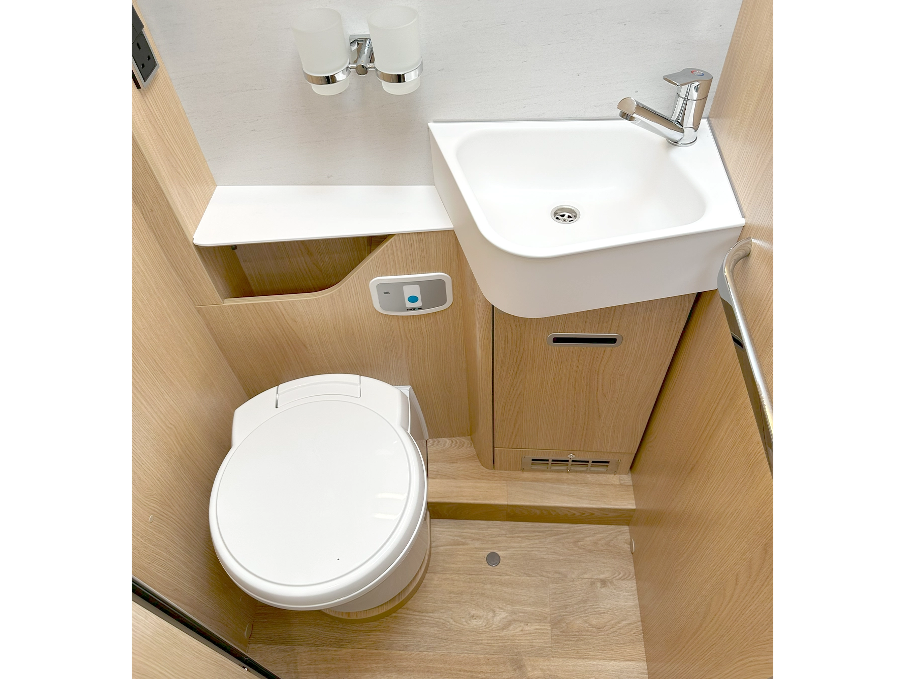 Hymer B-MC I 680 Motorhome Bathroom