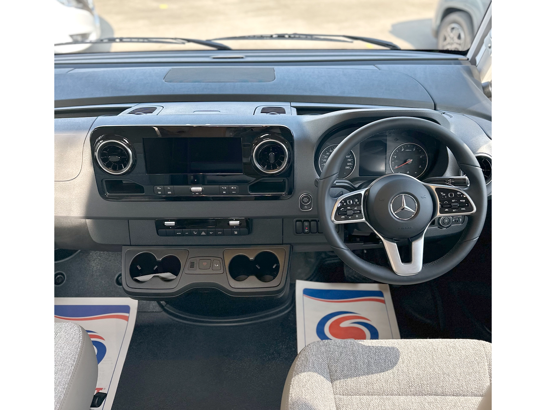 Hymer B-MC I 680 Motorhome Head unit & steering wheel