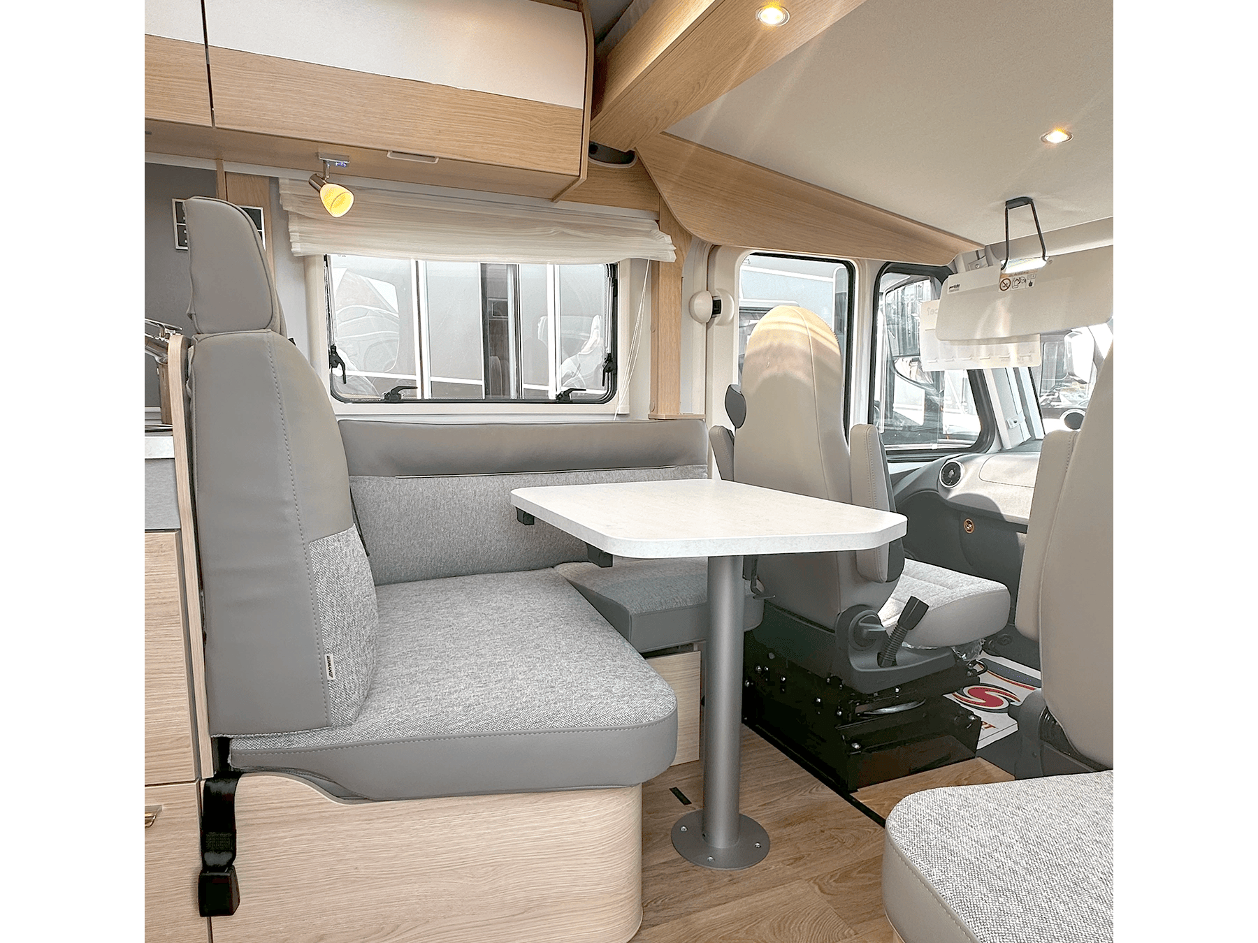 Hymer B-MC I 680 Motorhome Lounge area