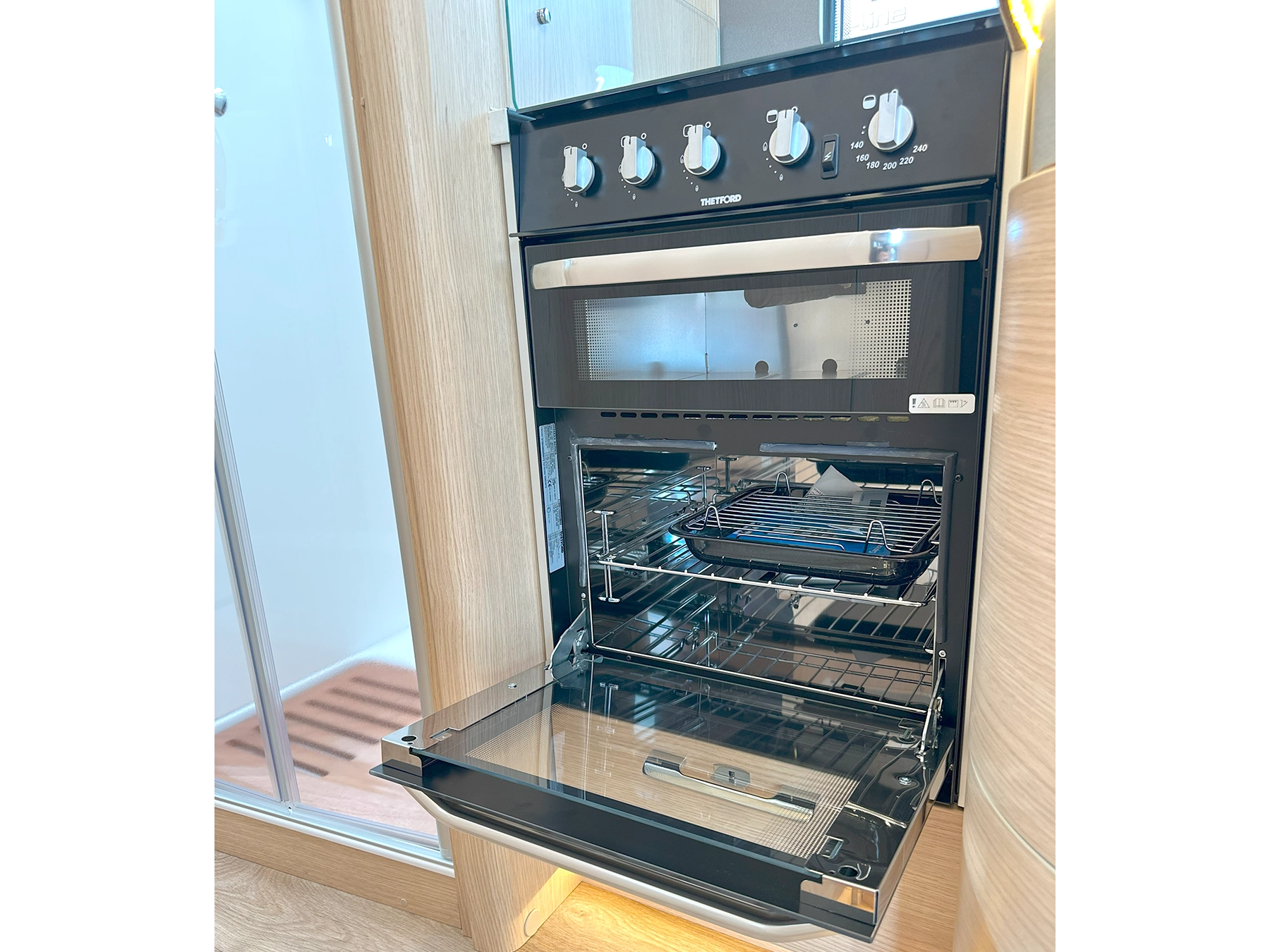 Hymer B-MC I 680 Motorhome Thetford Oven