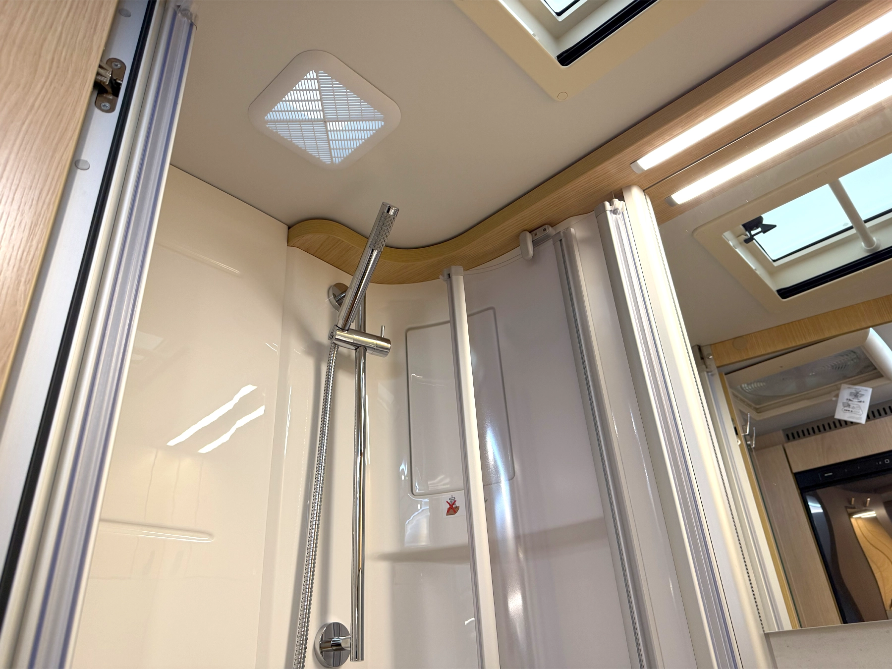 Hymer B-MC I 580 Motorhome - Bathroom Shower